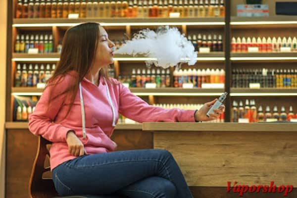 phụ nữ hút vape tại shop